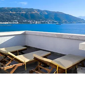 Adriatic Getaway & Penthouse Apartament Wlora